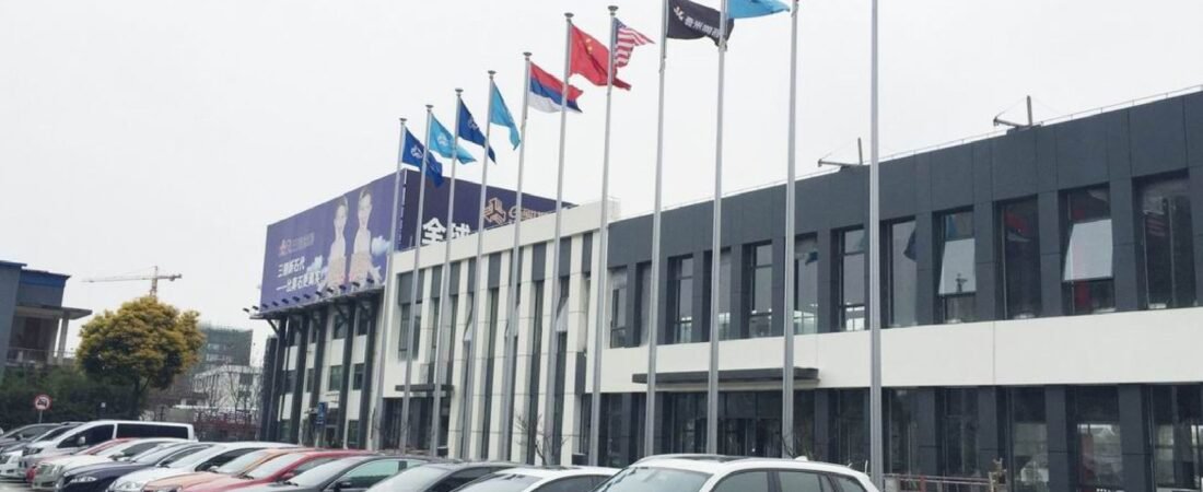 How to Choose a Commercial Flagpole